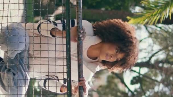 Família Olhando Pombos Voadores Parque Cerca Dia Ensolarado Sorrindo Afro — Vídeo de Stock
