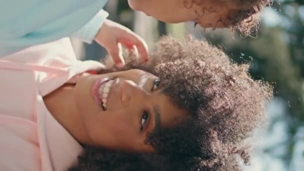 Güneşli Parkta Eğlenen Afrikalı Amerikalı Bir Kız Çocuğu Yakından Gülümseyen — Stok video