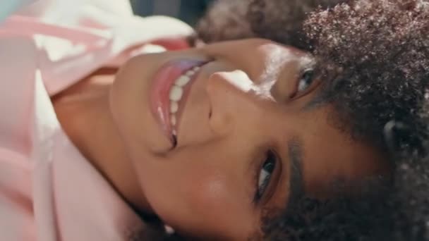 母亲微笑着看着孩子在户外周末的家人 一个快乐的非洲裔美国女人在看一个有着爱情的小女孩时的画像 无忧无虑的夫妻共度时光 — 图库视频影像