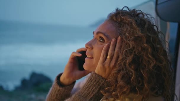 Relaxado Viajante Falando Celular Noite Costa Oceânica Perto Sorrindo Mulher — Vídeo de Stock