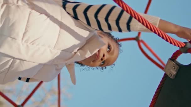 Afrikanisch Amerikanisches Kind Klettert Sonnigem Tag Auf Dem Spielplatz Netz — Stockvideo