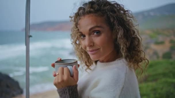 Pretty Lady Genießen Tee Bewölkten Meeresküste Aus Nächster Nähe Lockige — Stockvideo