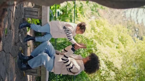 Familia Cântă Tort Patty Stând Banca Parcului Weekend Însorit Mama — Videoclip de stoc