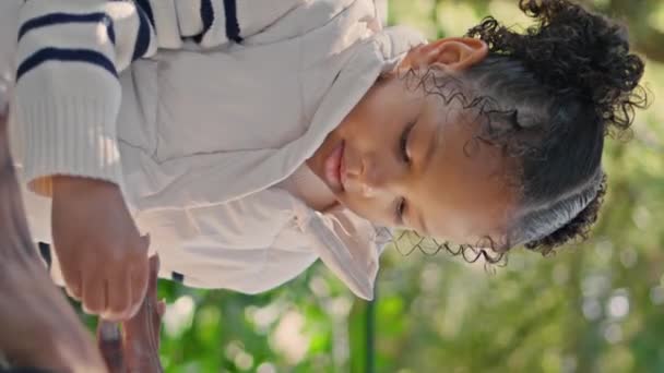 Afrikalı Amerikalı Bir Kız Annesinin Elleriyle Oynuyor Yeşil Bankta Oturuyor — Stok video