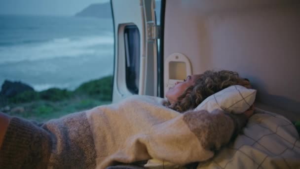 Campingreisende Die Ihr Bett Einem Hängewagen Ausruhen Sehen Düstere Seelandschaft — Stockvideo