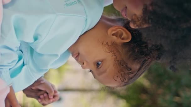 Akıllı Telefondan Çizgi Film Izleyen Kız Çocuğu Yeşil Çayırda Oturuyor — Stok video