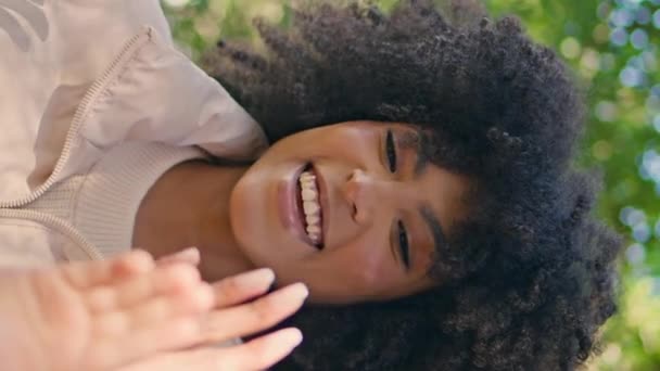 Mutlu Kadın Kızıyla Güneşli Doğada Yakın Planda Oynuyor Neşeli Afro — Stok video