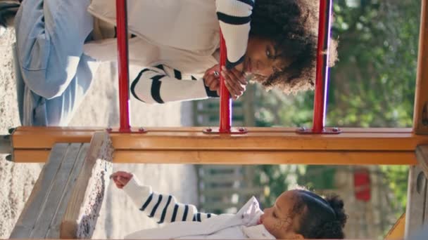 Feliz Madre Hija Jugando Soleado Parque Infantil Joven Mujer Afroamericana — Vídeos de Stock