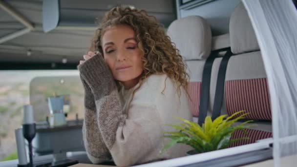 Dame Rêveuse Reposant Camping Car Assis Table Confortable Seul Fermer — Video