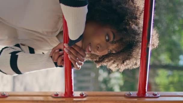 Мама Смотрит Дочь Играет Солнечной Детской Площадке Улыбающаяся Африканская Американка — стоковое видео