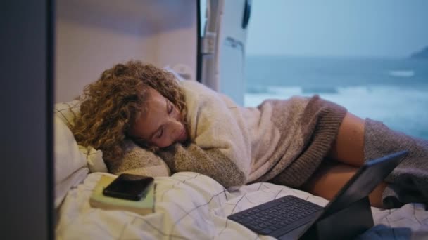 女用露营车卧床 手提电脑关闭 迷人的卷曲女士在舒适的卧室里休息 晚上用电脑在家里度假 中年旅行者黄昏时在营地打盹 — 图库视频影像
