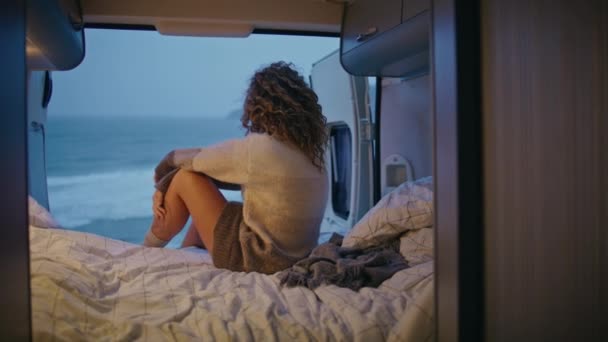 Bayan Rahat Karavanı Rahatlatıyor Kasvetli Bir Akşam Deniz Manzarası Var — Stok video