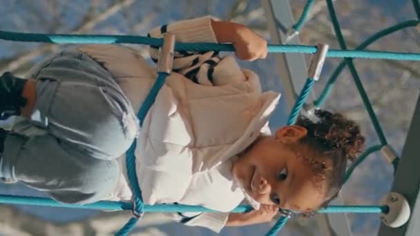 Африканский Американец Карабкается Веревочной Лестнице Солнечный День Симпатичная Кудрявая Девочка — стоковое видео