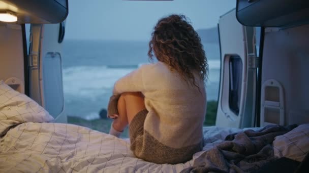 Verträumter Reisender Campingbus Mit Blick Auf Das Abendliche Meer Glücklich — Stockvideo
