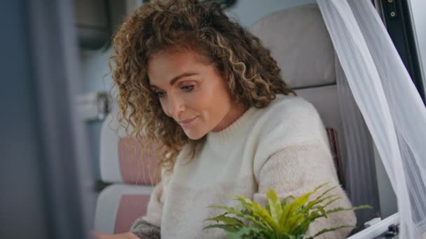 Karavan Penceresinde Oturan Olgun Bir Kadın Akıllı Telefonu Yakından Çekiyor — Stok video