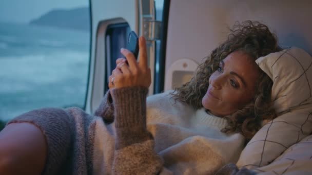 Campervan Yolcusu Deniz Kıyısında Akıllı Telefondan Mesaj Atıyor Gülümseyen Olgun — Stok video