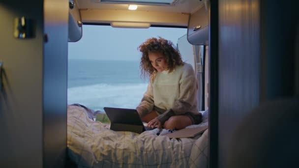 Розслаблена Бізнес Леді Дивиться Екран Ноутбука Сидить Ліжко Трейлера Сутінках — стокове відео