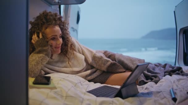 Dizüstü Bilgisayarda Film Seyreden Rahat Bayan Karavanda Yatıyor Gülümseyen Kıvırcık — Stok video