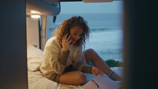 Pozitív Szabadúszó Beszél Mobilon Este Lakókocsiban Tengerparton Egy Mosolygó Telefonál — Stock videók