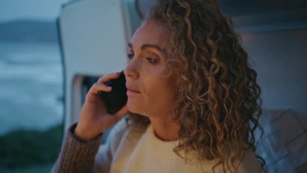 Femme Excitée Parlant Téléphone Portable Soirée Camping Car Gros Plan — Video