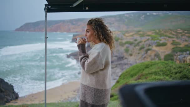 우울한 경치를 뜨거운 음료를 마시는 여행자 낭만적인 해안에 커피를 있습니다 — 비디오