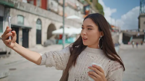 Mulher Turística Fazendo Selfie Com Xícara Café Grande Vista Cidade — Fotografia de Stock