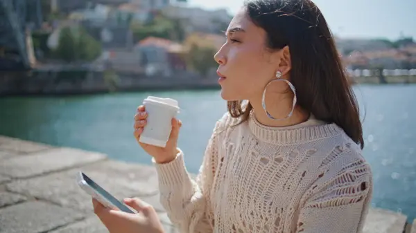 Rust Model Sms Smartphone Zonneschijn Dijk Close Mooie Aziatische Vrouw — Stockfoto
