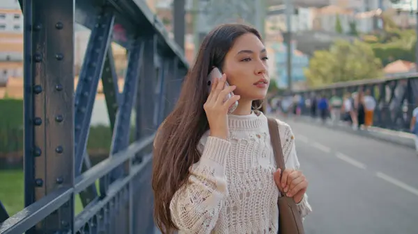 Poised Lady Ringer Smarttelefonen Spasere Jernkonstruksjonen Nærbilde Selvsikker Asiatisk Kvinne – stockfoto