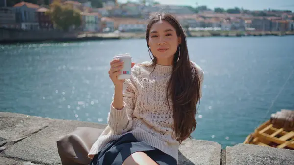 Portrett Kvinne Nyter Kaffe Solfylte Europeiske Byen Smilende Jente Som – stockfoto