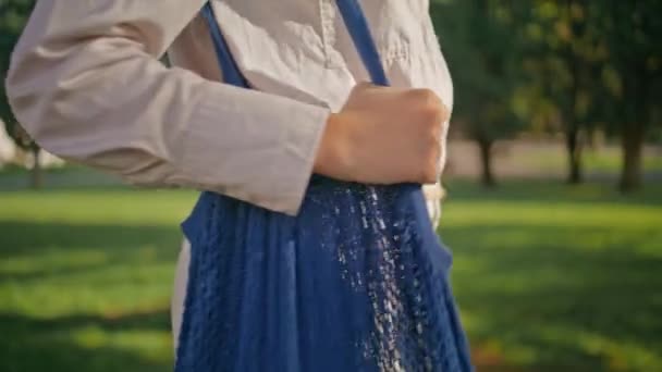 Çevre Dostu Çantalı Sıradan Bir Kız Sunny Park Sürdürülebilir Yaşam — Stok video