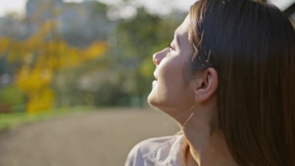 Mujer Serena Tomando Sol Hermoso Parque Cara Niña Relajada Primer — Vídeos de Stock