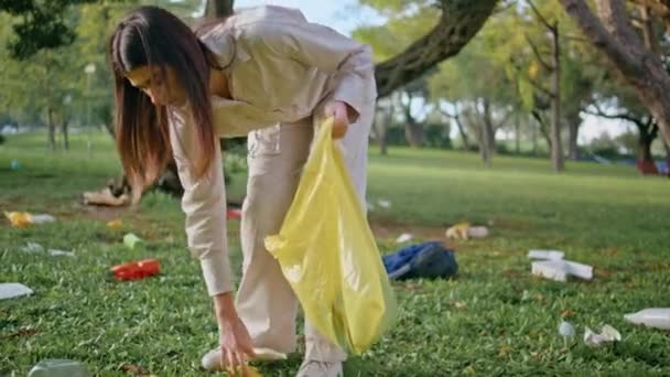 Жінка Доброволець Приймає Послід Зеленому Парку Концентруючись Очищенні Навколишнього Середовища — стокове відео