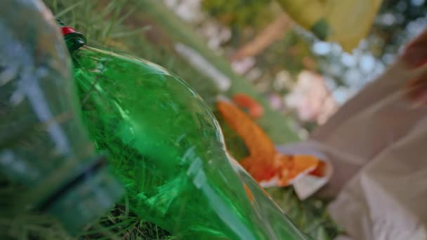 Botella Desechada Verde Primer Plano Hierba Tomada Por Activista Mujer — Vídeo de stock