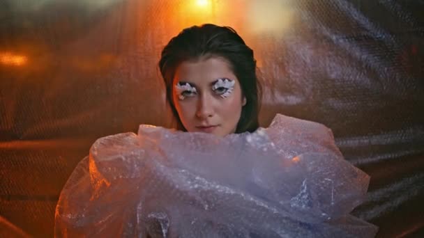 Τυλιγμένη Bubble Wrap Γυναίκα Επιδεικνύοντας Καινοτόμο Κοντινό Πλάνο Τέχνης Βλεφαρίδων — Αρχείο Βίντεο