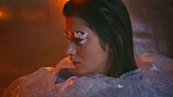 Mujer Imaginativa Maquillaje Posando Papel Burbuja Atardecer Destacando Las Pestañas — Vídeo de stock