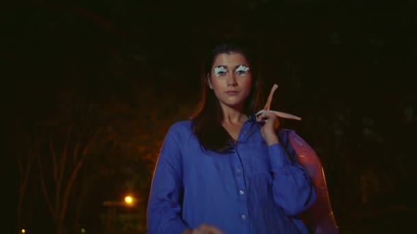 Menina Posando Limpeza Parque Sob Luz Lanterna Noite Closeup Mulher — Vídeo de Stock