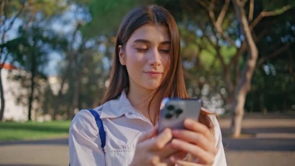 Smiling Student Browsing Cellphone Absorbed Technology Beautiful Park Closeup Cheerful — Stock Video