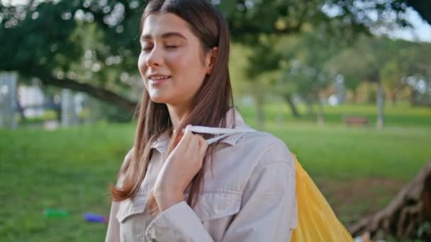 액션의 만족을 제외하고 공원에서 노란색 가방을 편안한 봉사자 초상화 자연에서 — 비디오