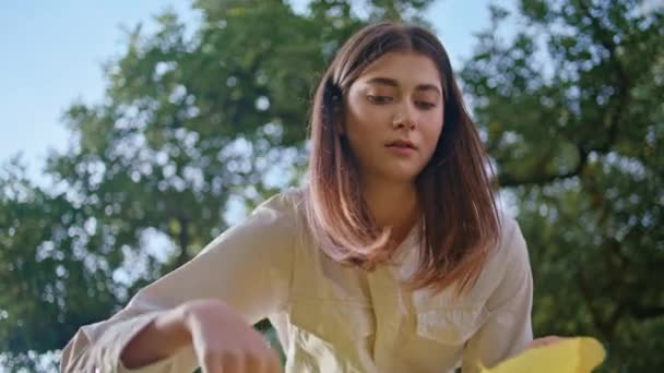 Parkta Çevre Dostu Kadın Temizliği Var Sarı Çantalı Ciddi Bir — Stok video