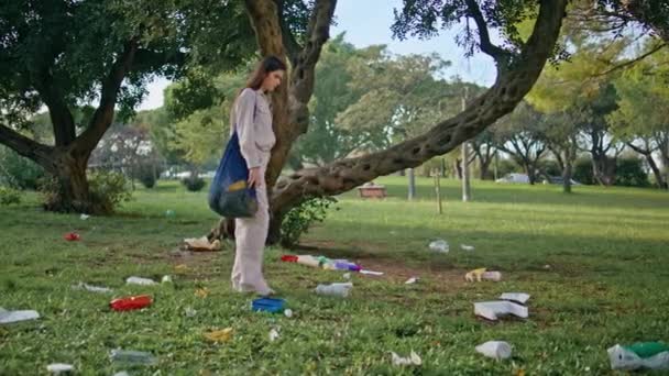 Μια Εθελόντρια Που Μαζεύει Σκουπίδια Φύση Του Καθαρισμού Των Κοριτσιών — Αρχείο Βίντεο