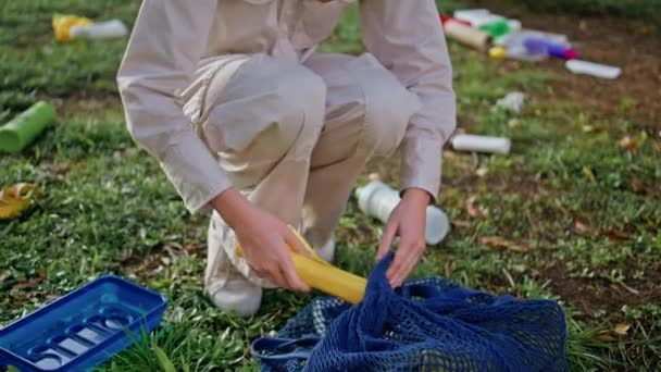 グリーンパークのクリーンアップアクションでビニール袋を手に入れた女性 環境保護に焦点を当てたゴミ収集ボランティア エコアクティブな女の子クリーニング自然汚染の責任感 — ストック動画