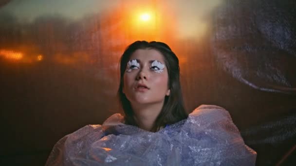Καλλιτεχνικό Μοντέλο Bubblewrap Θέτουν Εξωτερικούς Χώρους Closeup Fantasy Style Γυναικείο — Αρχείο Βίντεο