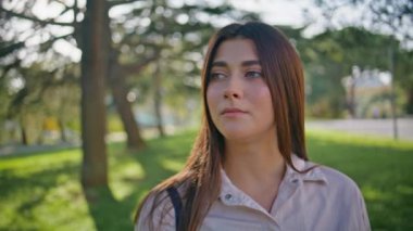Resimli yansıtıcı kız huzurlu park güzeli. Genç bir kadın doğal olarak açık havada yürüyor. Sakin bayan yeşil güneşli doğanın tadını çıkarın. Sıradan bir kadın, gün ışığında sakin bir şekilde duruyor..
