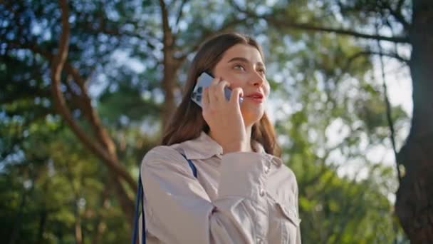 Donna Impegnata Una Seria Conversazione Telefonica Piedi Soleggiato Parco Verde — Video Stock