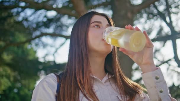 Sunlight Lady Enjoy Drink Vibrant Park Close Seup Оздоровительная Молодая — стоковое видео