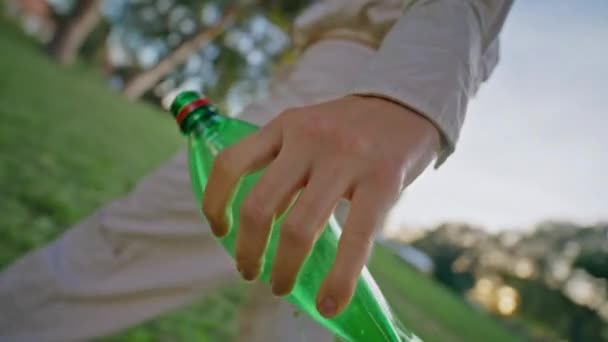 Mano Voluntaria Sosteniendo Botella Plástico Limpieza Eco Acción Primer Plano — Vídeos de Stock