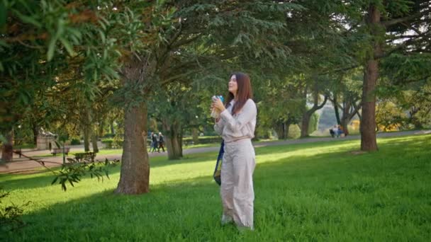 Gezonde Vrouw Die Hydrateert Het Park Zorgeloos Meisje Drinken Citroenwater — Stockvideo