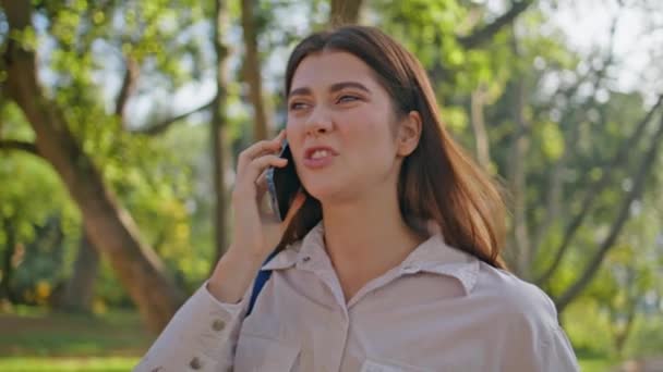 핸드폰을 말하는 Annoyed 숙녀는 산책에 통신을 대화에서 자극을 드러내는 — 비디오