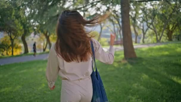 Spokojna Dziewczyna Cieszyć Się Spacer Słonecznym Parku Zanurzone Kontemplacji Wstecz — Wideo stockowe