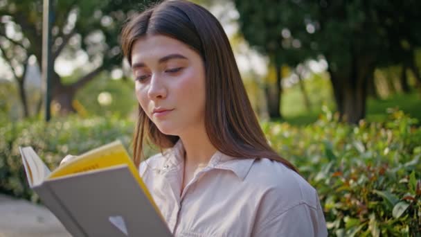 Portraitstudent Konzentrierte Sich Auf Das Lesen Von Büchern Sonnigen Grünen — Stockvideo